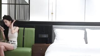 【7BOSS探花】约了个神似某个网红的小妹气质优雅兔女郎制服后入怼起来_表情淫荡声音迷人