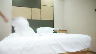 【利哥探花】白衣黑裙外围小姐姐，穿上开档丝袜吸奶揉穴，翘起大屁股扭动，扛起腿抽插，后入撞击猛操