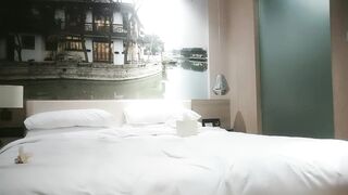 【利哥探花】高价约炮颜值外围兼职妹，各种姿势干到满头大汗