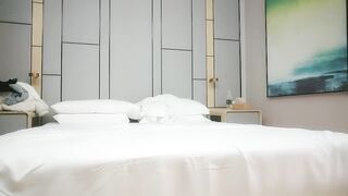 【利哥探花】高品质一线天极品肥穴骚货，超近距离拍摄，掰穴舔逼清晰可见，侧入骑乘抽插晃动大奶子