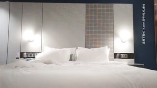 【小宝寻花】极品高颜值甜美妹子，坐身上摸屁股舌吻互舔插嘴上位骑乘猛操_和妹子撞衫情侣装