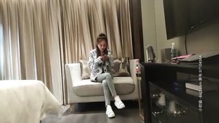 【文轩探花】约了个长腿美女，沙发摸B调情，床上开操