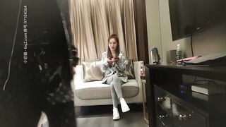 【文轩探花】约了个长腿美女，沙发摸B调情，床上开操