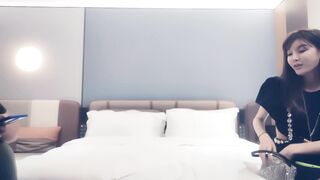 【赵总寻花】‘你啪啪了我30分钟还要给我差评？’极品网红脸大长腿东北御姐，言辞拒绝不让射嘴里和身上，最后还是被偷射一嘴