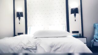 【赵总寻花】高颜值肩背有纹身的小姐姐，被操的抓紧床单高潮不止