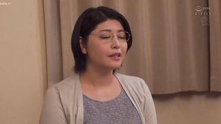 JUQ-837 [中文字幕] 这个泳衣会不会太露了？肉肉巨乳人妻的大胆泳衣诱惑女友的妈妈穿了性感比基尼 赤井美希