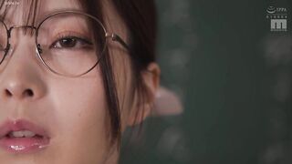 MIDV-855 [中文字幕] 平常说着标准话的雏乃老师…只要一发情，就算我女友在旁边也会对我方言调情 14发取精的巨乳女老师 博多方言淫语