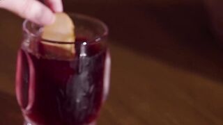 【天美传媒】徐夜夜【性爱餐酒馆EP2】巨乳FUCKER实习生上场初体验，高清720P原版首发【TMW025】