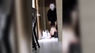 [糖心Vlog] 【绿意盎然】绿妻大神记录极品淫荡娇妻【亨利夫妻】喷血全裸诱惑取外卖，色诱骑手小哥，口爆采精才让离开