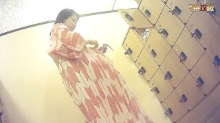温泉洗浴中心女宾【换衣室洗浴间-2】内部真实偸拍，好多年轻嫩妹，各式各样大奶，翘臀性感的毛毛不知不觉，J8都看硬了