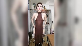 烈焰红唇妖艳浓妆御姐极度诱惑【下篇】丁字裤紧身裙搔首弄姿，内裤拨一边给你看穴，揉捏奶子换装连体吊带网袜