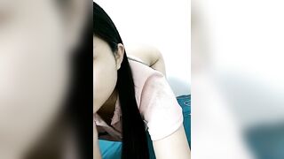 甜甜的小骚妹快开学了挣点生活费【上篇】全程露脸大秀直播很有料，揉捏圆润的奶子自己舔，骚逼特写展示很是粉嫩