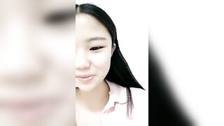 甜甜的小骚妹快开学了挣点生活费【上篇】全程露脸大秀直播很有料，揉捏圆润的奶子自己舔，骚逼特写展示很是粉嫩