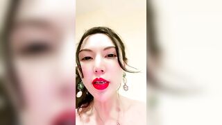 极度淫荡烈焰红唇御姐大长屌极限自慰，修长美腿特殊视角抽插，进进出出视觉享受，桌子上骑乘扭动小腰