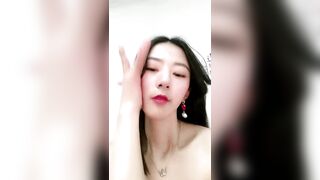 甜甜的蜜【裸舞-中篇】啊啊啊~每个主人舔舔小欣的阴蒂，尿道也要舔啦，给我舔干净逼里的淫水。我躺着尿的，快接着我淫荡的尿尿，骚逼的尿尿！