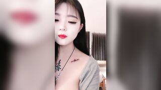 夜店气氛组渣女小可爱露脸激情大秀，深夜陪狼友发骚，诱惑舞蹈听狼友指挥展示性感骚穴，水多粉嫩人美又骚