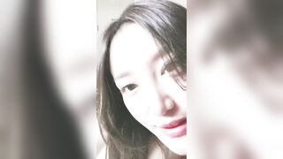 妩媚小少妇露脸性感的情趣睡衣深夜陪狼友骚，口交大鸡巴让小哥无套各种抽插，表情好骚还跟狼友撩骚自慰骚穴