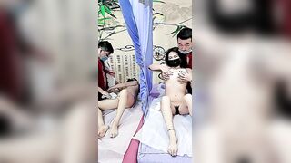 勾引女顾客【上篇】做特殊服务及其5P，享受了按摩就得享受抽插，淫乱的按摩房多体位爆草抽插激情5P，好闺蜜揉奶抠逼