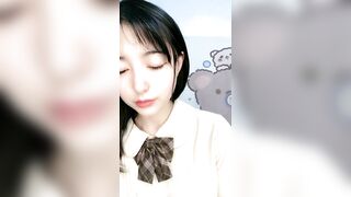 颜值区优质清纯系嫩妹玩大转盘，撩起短裙黑丝肥臀，没穿内裤超嫩小穴，小尺度诱惑，抬起双腿若隐若现，极度诱惑