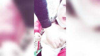 风骚熟女【户外公园勾搭闷骚大哥】激情啪啪，全程露脸让大哥吃奶子，深喉大鸡巴开档黑丝直接后入爆草抽插好多水