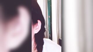 麻花辫顶级美女【中篇】细腰翘臀牛仔裤，扭动屁股掰开穴，修长美腿揉捏贫乳，对着镜头揉搓阴蒂，震动棒摩擦高潮娇喘