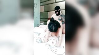 超骚的小少妇露脸跟小哥激情啪啪【4】一干就是两炮活很好，吃鸡巴舔菊花还给小哥舔乳头各种抽插，内射和口爆