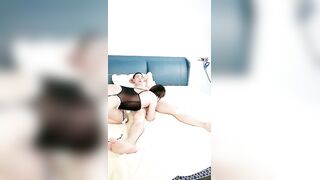 颜值不错的人妻3P寻刺激【上篇】全程露脸情趣装诱惑被小哥各种抽插爆草，前面小嘴还要舔鸡巴，浪荡呻吟表情好骚