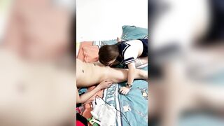 绿帽男让自己的老婆款待好兄弟4P【上篇】老公直播看两哥们玩弄自己老婆，情趣丝袜装诱惑全程露脸吃奶舔逼各种蹂躏