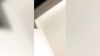 胸部有纹身的巨乳少妇，约个小鲜肉，道具自慰，手指抠逼，无套啪啪一顿猛攻