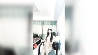 【脸红的夜晚】颜值绿播尝到甜头，收益暴涨，艳舞，女警装，特写鲍鱼