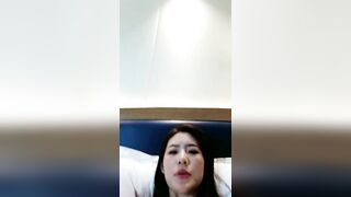 一眼就爱了，性感的人妻在酒店陪狼友发骚，全程露脸自己抠骚逼特写展示，淫水好多自己伸进嘴里吸吮手指好骚
