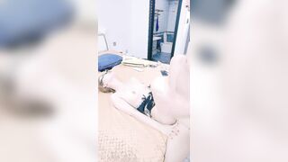 一线天无毛馒头逼，80斤新人面罩小妹，娇小身材美穴肥臀，第一视角被狂干抽插，后入爆操从下往上拍摄