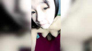 年龄不大却很骚00后嫩妹子【上篇】无毛极品肥穴假屌猛捅，骑乘抽插高潮出水，掰穴特写扣弄，小穴很紧致淫骚