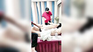 忽悠女顾客做特殊服务激情4P【上篇】大黑牛玩弄骚穴揉捏骚奶子，大鸡巴塞他嘴里口交，多体位暴力抽插，高潮不断