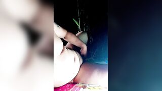 户外野战玉米地头，淫男荡女深夜户外点灯开草，极品大奶子让大哥先舔逼然后再口交大鸡巴，主动上位抽插浪叫
