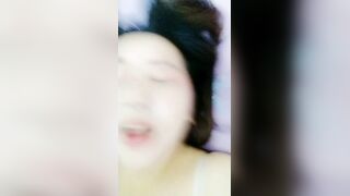 娇羞小姐姐露脸颜值好高，情趣内衣诱惑跟大哥深夜激情啪啪，无套爆草抽插让大哥射在嘴边舔精液吃不要错过