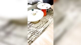 小美女爱诱惑美穴清纯萝莉萌妹大尺度秀，无毛逼逼没穿内裤，单腿丝袜手指揉搓阴蒂，跪在沙发翘起屁股扭动