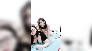 少妇姐妹露脸勾搭大哥激情啪啪，让大哥玩骚奶子各种抽插爆草，淫声荡语不断