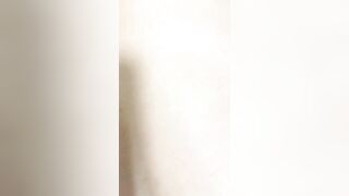 【榨精少女&不良人】高挑长腿萝莉全身粉嫩，挺瘦的但是奶子还挺大像刚发育好，史上最干净的小穴之一，无套内射