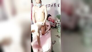 【水宜方养生SPA会馆】大叔忽悠小少妇【下篇】做特殊服务，胸上有纹身好性感，玩弄奶子和逼逼被草还打电话