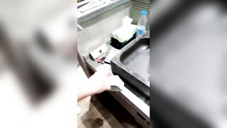 【浴室啪啪】金丝眼镜极品妹子和年轻小男友啪啪做爱，玩超多花样，逼逼水超级多