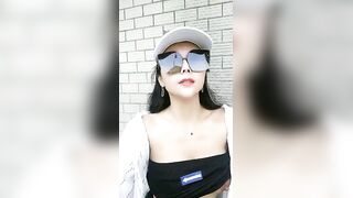 【渣女来袭】平台第一人气户外女神，上午到公园，60岁大爷被诱惑，口交啪啪，站着插入玩得超疯狂