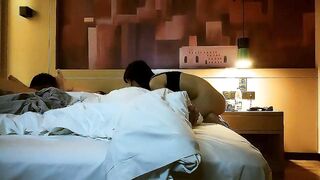 【夜客交换】第一次约良家夫妻换妻4P，吃奶玩逼69口交，人妻太骚直接往男主嘴里尿尿，主动上位抽插