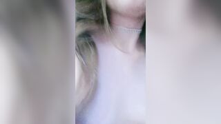 【小白-有点像混血嗲嗲萌妹】红色透视睡衣，掰开小阴唇粉穴，双振动棒一起用上，抽插一脸享受，高潮流出白浆