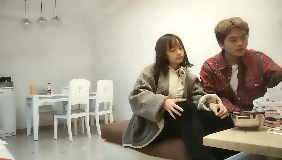 【小酒改头换面】罕见大胸嫩妹，小伙今夜捡到宝了，纯天然美乳，青春洋溢干起来满满的征服欲，真刺激