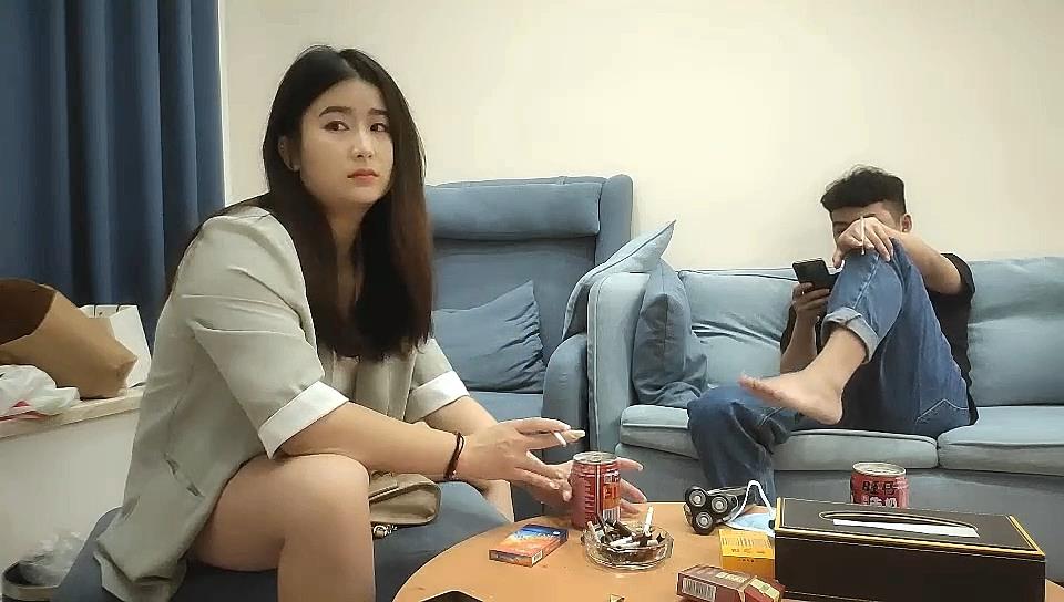 【我开着拖拉机】漂亮小少妇，肤白臀翘，沙发前跪下口交，这画面真有冲击力，激情啪啪人气登顶