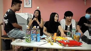 【专约老阿姨】玩法升级【上篇】今夜俩小伙迎战三人妻，乱伦群P大场面，超清4K设备偷拍，震撼劲爆必看