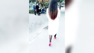 【为人湿表】风骚小少妇出轨寻刺激，户外露出公厕和男炮友啪啪啪
