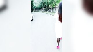 【为人湿表】风骚小少妇出轨寻刺激，户外露出公厕和男炮友啪啪啪