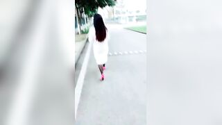 【为人湿表】风骚小少妇出轨寻刺激，户外露出公厕和男炮友啪啪啪